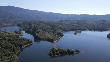 Milford Ses ve Kuşkulu Ses 'in Dağları ve Fiyortları, Yeni Zelanda. Bengoh Vadisi, Sarawak.