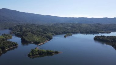 Milford Ses ve Kuşkulu Ses 'in Dağları ve Fiyortları, Yeni Zelanda. Bengoh Vadisi, Sarawak.
