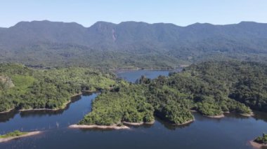 Milford Ses ve Kuşkulu Ses 'in Dağları ve Fiyortları, Yeni Zelanda. Bengoh Vadisi, Sarawak.