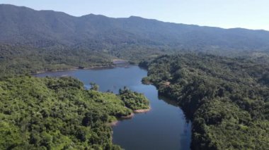Milford Ses ve Kuşkulu Ses 'in Dağları ve Fiyortları, Yeni Zelanda. Bengoh Vadisi, Sarawak.