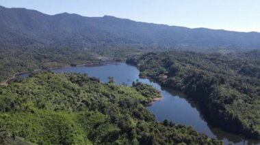 Milford Ses ve Kuşkulu Ses 'in Dağları ve Fiyortları, Yeni Zelanda. Bengoh Vadisi, Sarawak.