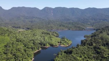Milford Ses ve Kuşkulu Ses 'in Dağları ve Fiyortları, Yeni Zelanda. Bengoh Vadisi, Sarawak.
