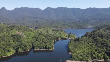 Milford Ses ve Kuşkulu Ses 'in Dağları ve Fiyortları, Yeni Zelanda. Bengoh Vadisi, Sarawak.