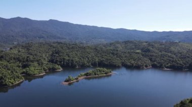 Milford Ses ve Kuşkulu Ses 'in Dağları ve Fiyortları, Yeni Zelanda. Bengoh Vadisi, Sarawak.