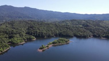 Milford Ses ve Kuşkulu Ses 'in Dağları ve Fiyortları, Yeni Zelanda. Bengoh Vadisi, Sarawak.