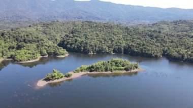 Milford Ses ve Kuşkulu Ses 'in Dağları ve Fiyortları, Yeni Zelanda. Bengoh Vadisi, Sarawak.