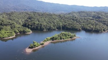 Milford Ses ve Kuşkulu Ses 'in Dağları ve Fiyortları, Yeni Zelanda. Bengoh Vadisi, Sarawak.