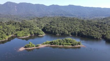 Milford Ses ve Kuşkulu Ses 'in Dağları ve Fiyortları, Yeni Zelanda. Bengoh Vadisi, Sarawak.
