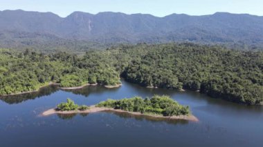 Milford Ses ve Kuşkulu Ses 'in Dağları ve Fiyortları, Yeni Zelanda. Bengoh Vadisi, Sarawak.