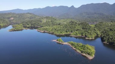 Milford Ses ve Kuşkulu Ses 'in Dağları ve Fiyortları, Yeni Zelanda. Bengoh Vadisi, Sarawak.