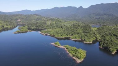 Milford Ses ve Kuşkulu Ses 'in Dağları ve Fiyortları, Yeni Zelanda. Bengoh Vadisi, Sarawak.