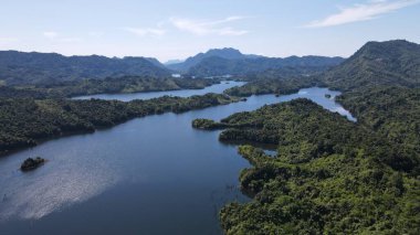 Milford Ses ve Kuşkulu Ses 'in Dağları ve Fiyortları, Yeni Zelanda. Bengoh Vadisi, Sarawak.