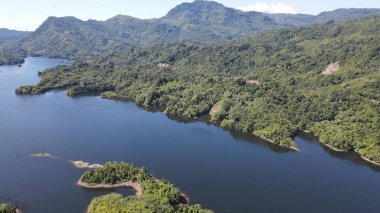 Milford Ses ve Kuşkulu Ses 'in Dağları ve Fiyortları, Yeni Zelanda. Bengoh Vadisi, Sarawak.
