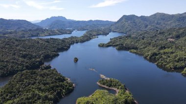 Milford Ses ve Kuşkulu Ses 'in Dağları ve Fiyortları, Yeni Zelanda. Bengoh Vadisi, Sarawak.