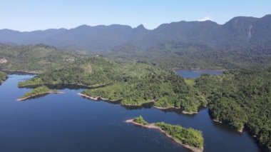 Milford Ses ve Kuşkulu Ses 'in Dağları ve Fiyortları, Yeni Zelanda. Bengoh Vadisi, Sarawak.