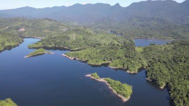 Milford Ses ve Kuşkulu Ses 'in Dağları ve Fiyortları, Yeni Zelanda. Bengoh Vadisi, Sarawak.