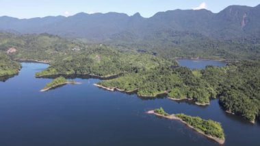 Milford Ses ve Kuşkulu Ses 'in Dağları ve Fiyortları, Yeni Zelanda. Bengoh Vadisi, Sarawak.