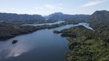 Milford Ses ve Kuşkulu Ses 'in Dağları ve Fiyortları, Yeni Zelanda. Bengoh Vadisi, Sarawak.
