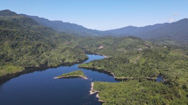 Milford Ses ve Kuşkulu Ses 'in Dağları ve Fiyortları, Yeni Zelanda. Bengoh Vadisi, Sarawak.