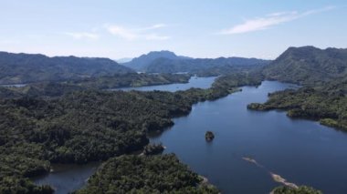 Milford Ses ve Kuşkulu Ses 'in Dağları ve Fiyortları, Yeni Zelanda. Bengoh Vadisi, Sarawak.