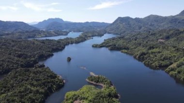 Milford Ses ve Kuşkulu Ses 'in Dağları ve Fiyortları, Yeni Zelanda. Bengoh Vadisi, Sarawak.