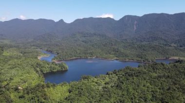 Milford Ses ve Kuşkulu Ses 'in Dağları ve Fiyortları, Yeni Zelanda. Bengoh Vadisi, Sarawak.