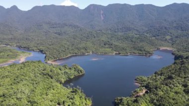 Milford Ses ve Kuşkulu Ses 'in Dağları ve Fiyortları, Yeni Zelanda. Bengoh Vadisi, Sarawak.