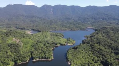 Milford Ses ve Kuşkulu Ses 'in Dağları ve Fiyortları, Yeni Zelanda. Bengoh Vadisi, Sarawak.