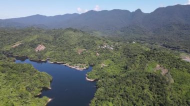 Milford Ses ve Kuşkulu Ses 'in Dağları ve Fiyortları, Yeni Zelanda. Bengoh Vadisi, Sarawak.