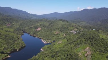 Milford Ses ve Kuşkulu Ses 'in Dağları ve Fiyortları, Yeni Zelanda. Bengoh Vadisi, Sarawak.