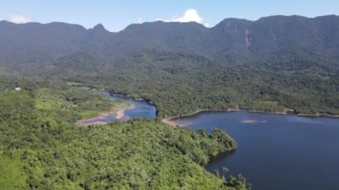 Milford Ses ve Kuşkulu Ses 'in Dağları ve Fiyortları, Yeni Zelanda. Bengoh Vadisi, Sarawak.