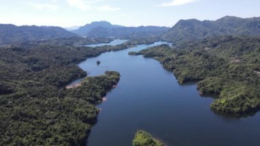 Milford Ses ve Kuşkulu Ses 'in Dağları ve Fiyortları, Yeni Zelanda. Bengoh Vadisi, Sarawak.