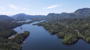 Milford Ses ve Kuşkulu Ses 'in Dağları ve Fiyortları, Yeni Zelanda. Bengoh Vadisi, Sarawak.