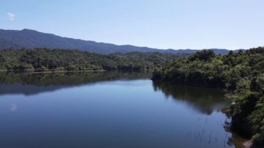 Milford Ses ve Kuşkulu Ses 'in Dağları ve Fiyortları, Yeni Zelanda. Bengoh Vadisi, Sarawak.
