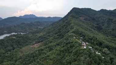Milford Ses ve Kuşkulu Ses 'in Dağları ve Fiyortları, Yeni Zelanda. Bengoh Vadisi, Sarawak.