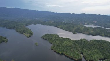 Milford Ses ve Kuşkulu Ses 'in Dağları ve Fiyortları, Yeni Zelanda. Bengoh Vadisi, Sarawak.