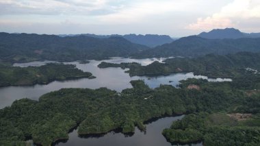 Milford Ses ve Kuşkulu Ses 'in Dağları ve Fiyortları, Yeni Zelanda. Bengoh Vadisi, Sarawak.