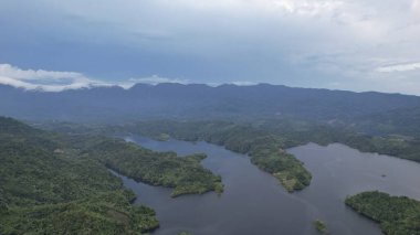 Milford Ses ve Kuşkulu Ses 'in Dağları ve Fiyortları, Yeni Zelanda. Bengoh Vadisi, Sarawak.