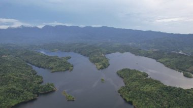 Milford Ses ve Kuşkulu Ses 'in Dağları ve Fiyortları, Yeni Zelanda. Bengoh Vadisi, Sarawak.