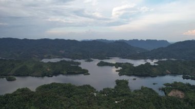 Milford Ses ve Kuşkulu Ses 'in Dağları ve Fiyortları, Yeni Zelanda. Bengoh Vadisi, Sarawak.
