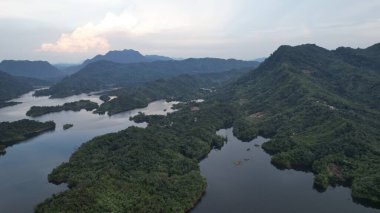 Milford Ses ve Kuşkulu Ses 'in Dağları ve Fiyortları, Yeni Zelanda. Bengoh Vadisi, Sarawak.