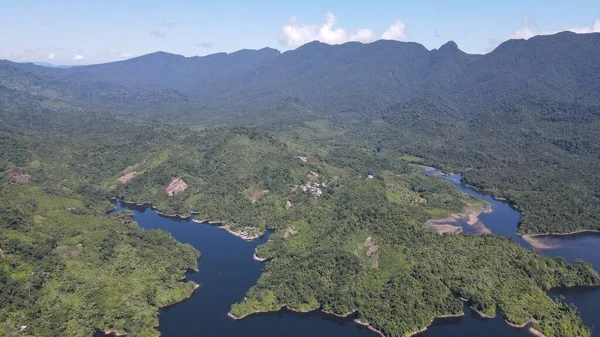 Milford Ses ve Kuşkulu Ses 'in Dağları ve Fiyortları, Yeni Zelanda. Bengoh Vadisi, Sarawak.