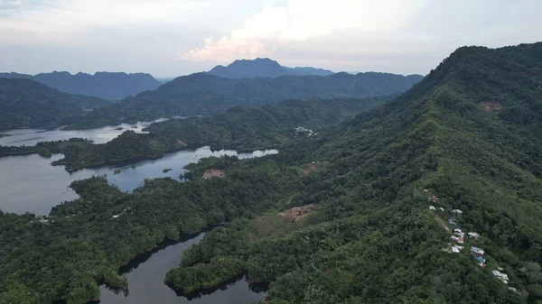 Milford Ses ve Kuşkulu Ses 'in Dağları ve Fiyortları, Yeni Zelanda. Bengoh Vadisi, Sarawak.