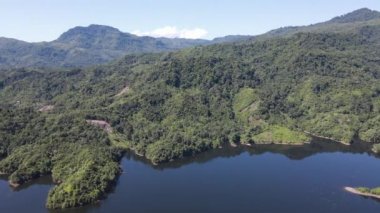 Milford Ses ve Kuşkulu Ses 'in Dağları ve Fiyortları, Yeni Zelanda. Bengoh Vadisi, Sarawak.