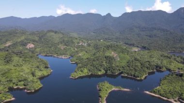 Milford Ses ve Kuşkulu Ses 'in Dağları ve Fiyortları, Yeni Zelanda. Bengoh Vadisi, Sarawak.
