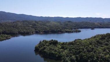 Milford Ses ve Kuşkulu Ses 'in Dağları ve Fiyortları, Yeni Zelanda. Bengoh Vadisi, Sarawak.