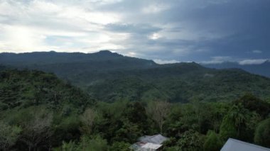 Milford Ses ve Kuşkulu Ses 'in Dağları ve Fiyortları, Yeni Zelanda. Bengoh Vadisi, Sarawak.