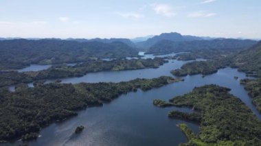 Milford Ses ve Kuşkulu Ses 'in Dağları ve Fiyortları, Yeni Zelanda. Bengoh Vadisi, Sarawak.