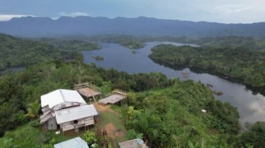 Milford Ses ve Kuşkulu Ses 'in Dağları ve Fiyortları, Yeni Zelanda. Bengoh Vadisi, Sarawak.