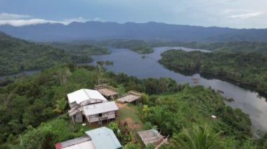 Milford Ses ve Kuşkulu Ses 'in Dağları ve Fiyortları, Yeni Zelanda. Bengoh Vadisi, Sarawak.